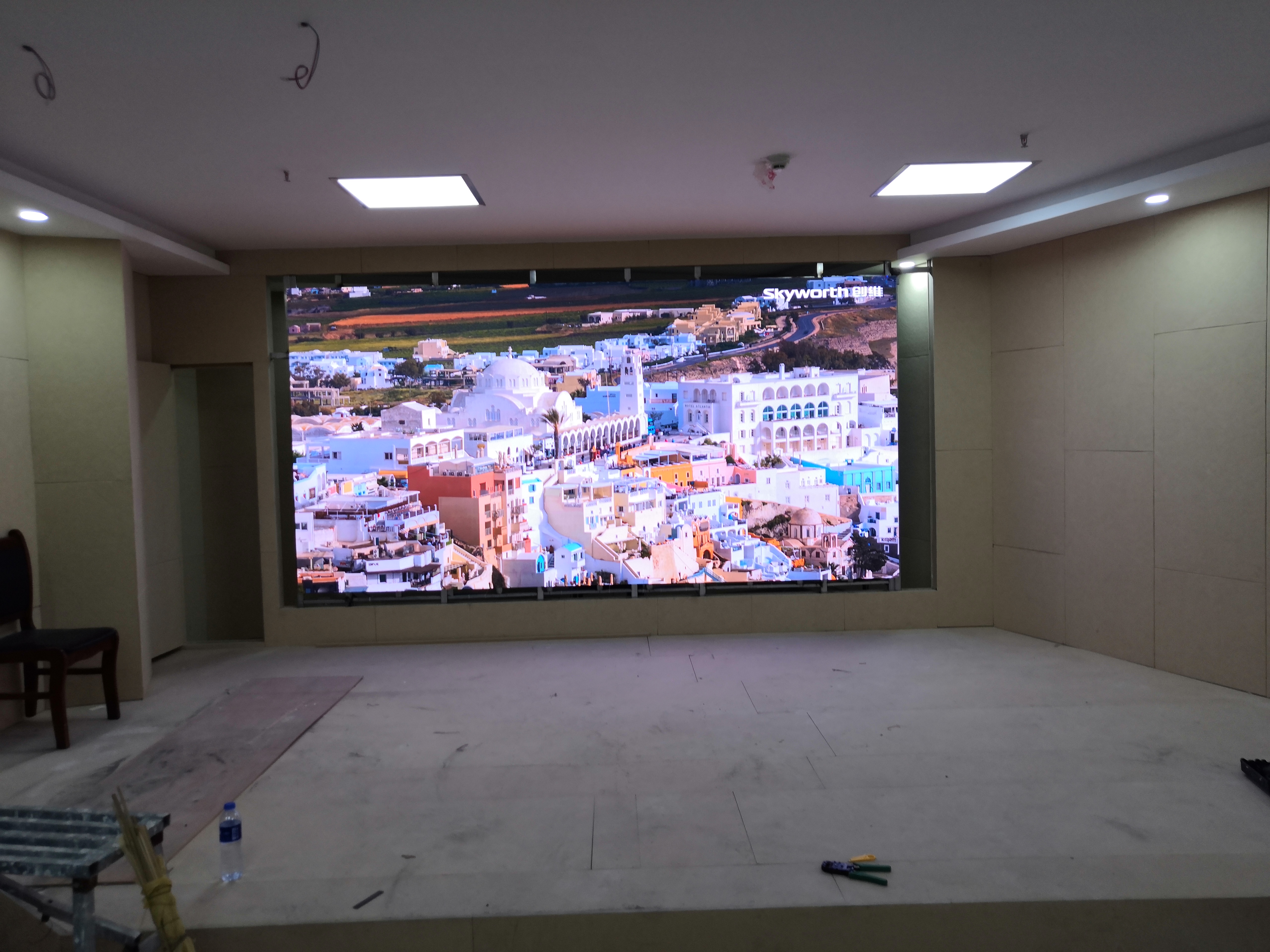 室内全彩P2.5LED显示屏-焊接壁挂支架-青海火车站
