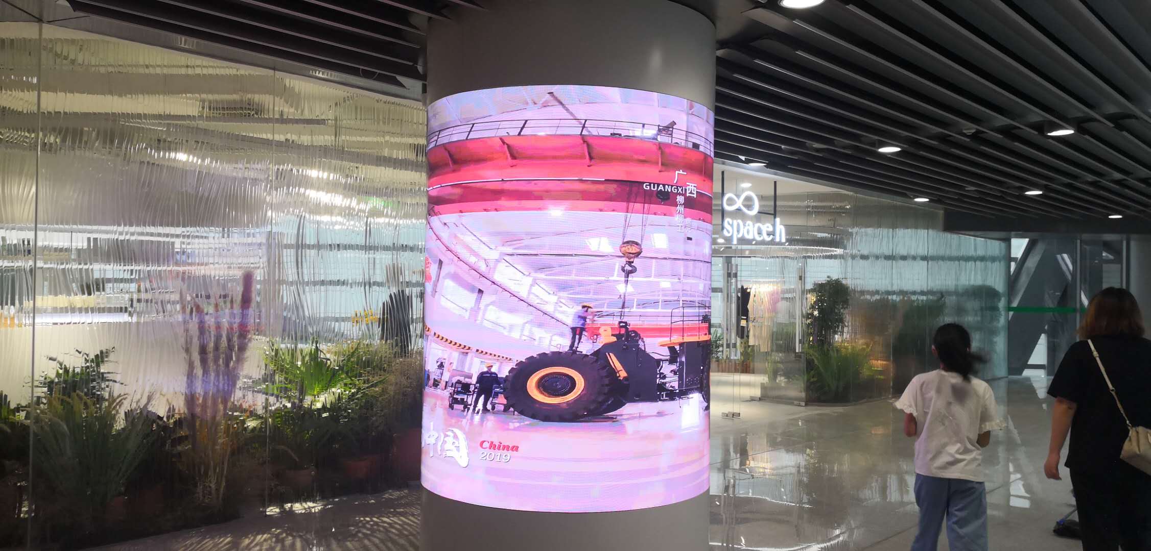 P2.0常规室内软模LED显示屏-北京芳草地购物中心
