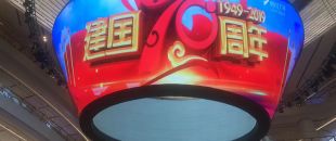 公司花20万装修的会议室，竟被客户吐槽‘像网吧’？高级感会议室的屏幕选择秘诀”